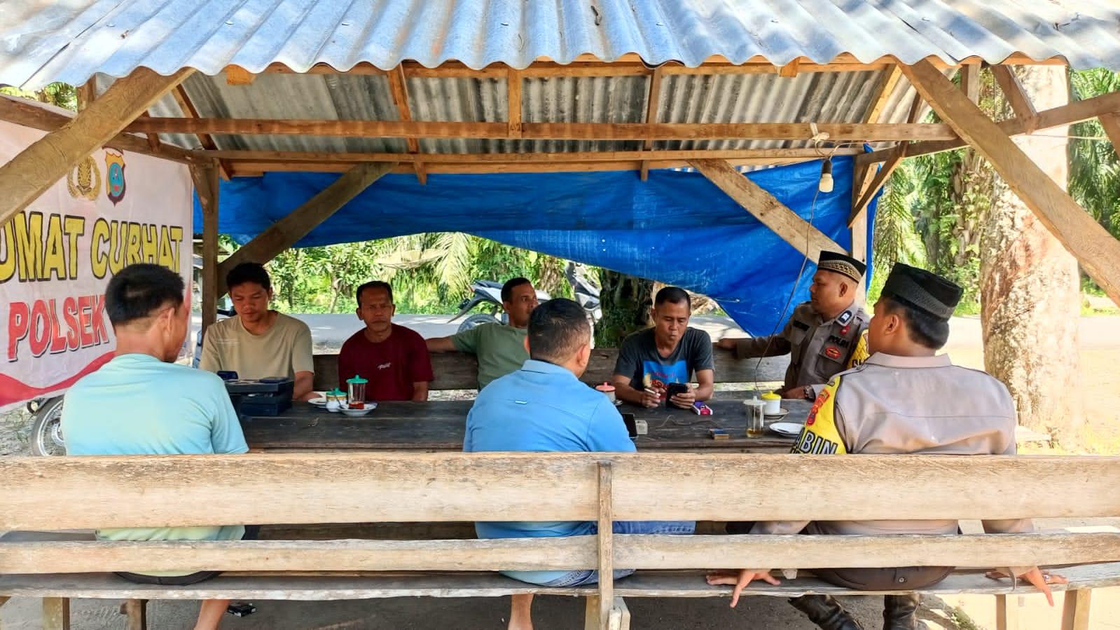 Duduk Bersama di Warung Kopi, Polsek Sosa Dengarkan Keluhan Warga dan Jaga Kamtibmas - Tribun-medan.com