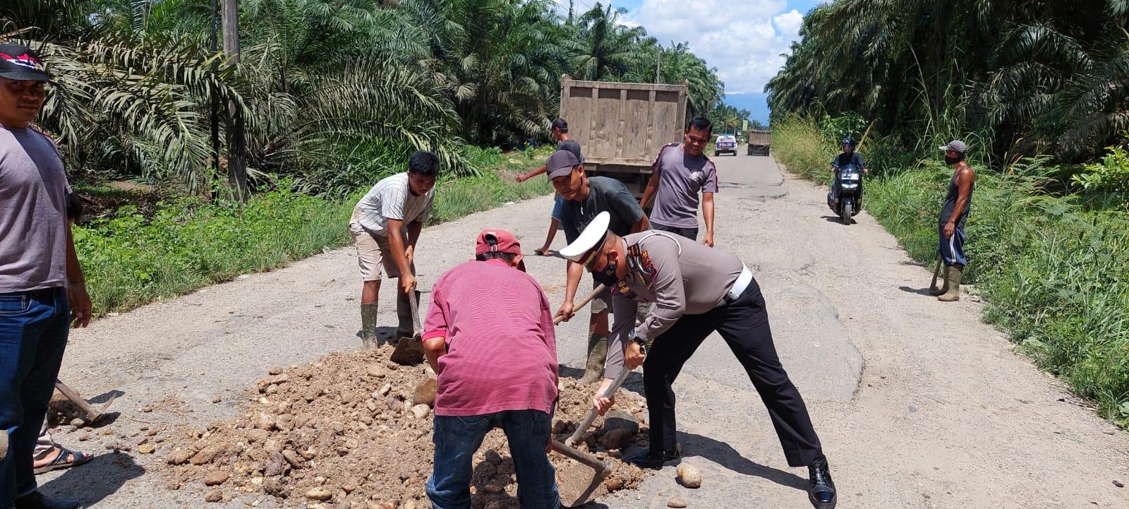 polres-palas-tambal-jalan-rusak-tribun-medan.jpg