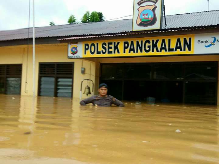 polsek-terendam-banjir-tribun_20170303_143029.jpg