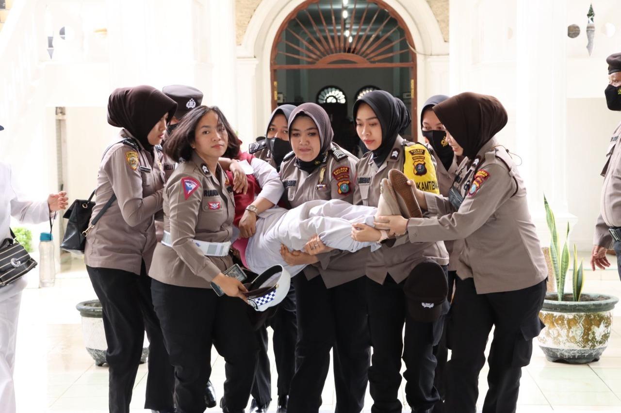 Heroik, Polwan Polres Asahan Bantu Pendemo yang Pingsan saat Unras