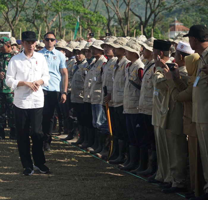 presiden-joko-widodo-saat-melakukan-inspeksi-pasukan-pada-apel-siaga-ntb-bangun-kembali_20180903_095328.jpg