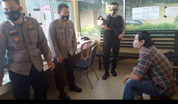 Pria Ini Datang ke Polda Bawa Kapak, Ingin Jumpa Kapolda, Ternyata Mantan Suami Perwira Polwan