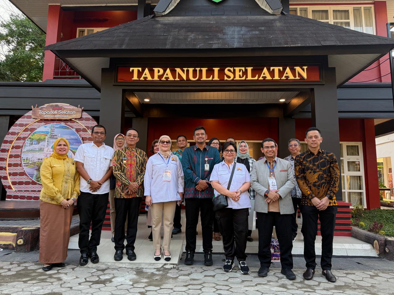 Didampingi Gubernur Bobby Nasution, Komisi VII DPR RI Kunjungi Paviliun Tapsel di PRSU - Tribun-medan.com