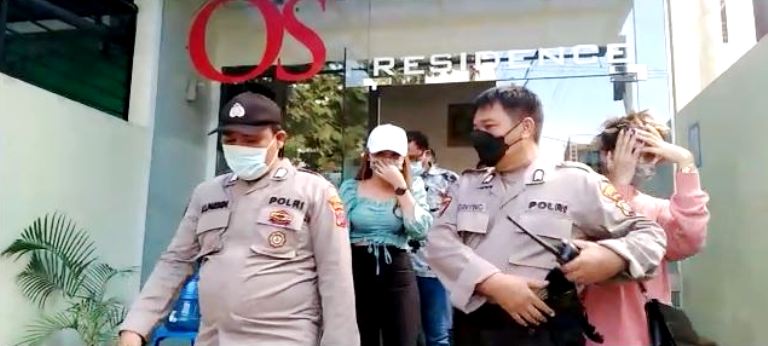 Usai 'Main' Enggak Mau Bayar, PSK Berambut Pirang Berdada Montok Ngamuk Hingga Dikepung Warga