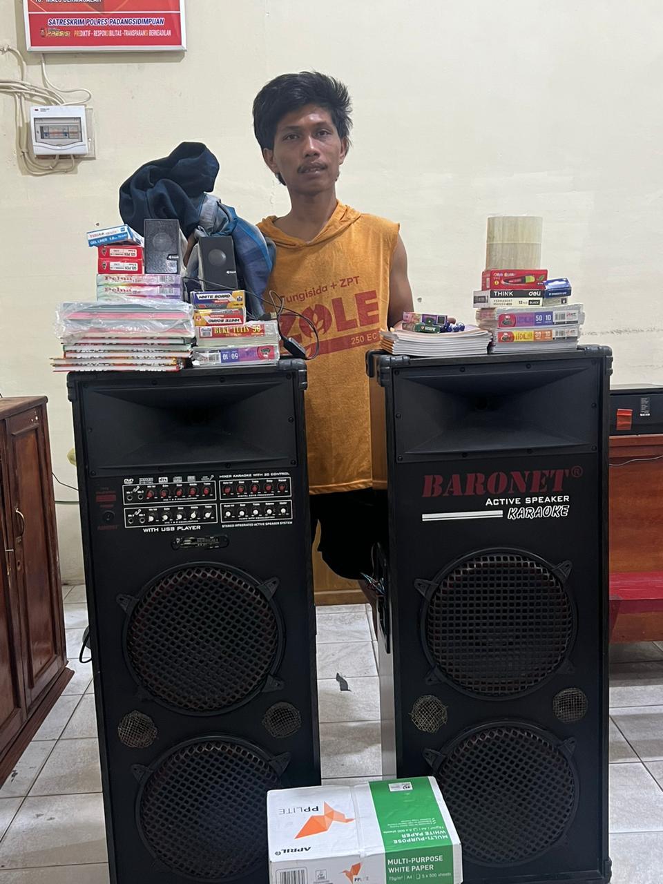 puluhan-buku-tulis-hingga-perangkat-elektronik-seperti-speaker-komputer.jpg