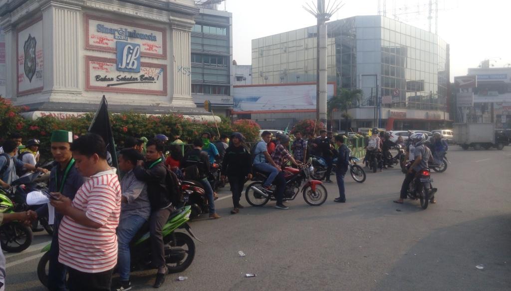 puluhan-massa-hmi-cabang-kota-medan-saat-dibubarkan-paksa_20160509_190339.jpg