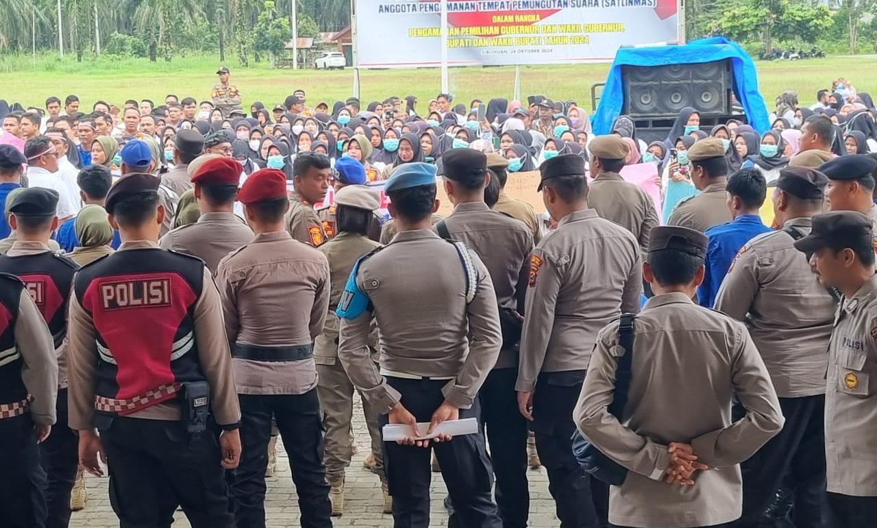 ratusan-peserta-yang-menyuarakan-tuntutan-terkait-pengangkatan.jpg