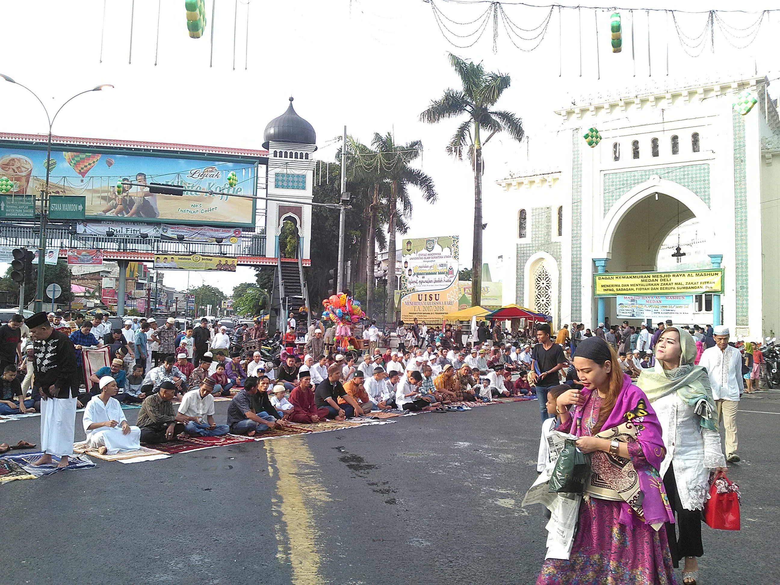 salat-id-di-masjid-raya-al-mashun_20170625_082857.jpg