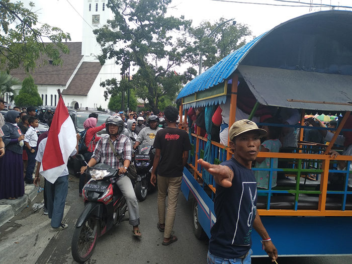 Odong-odong Warga Sari Rejo Bikin Macet Jalan Diponegoro, Blokir Jalan di Depan Kantor Gubernur