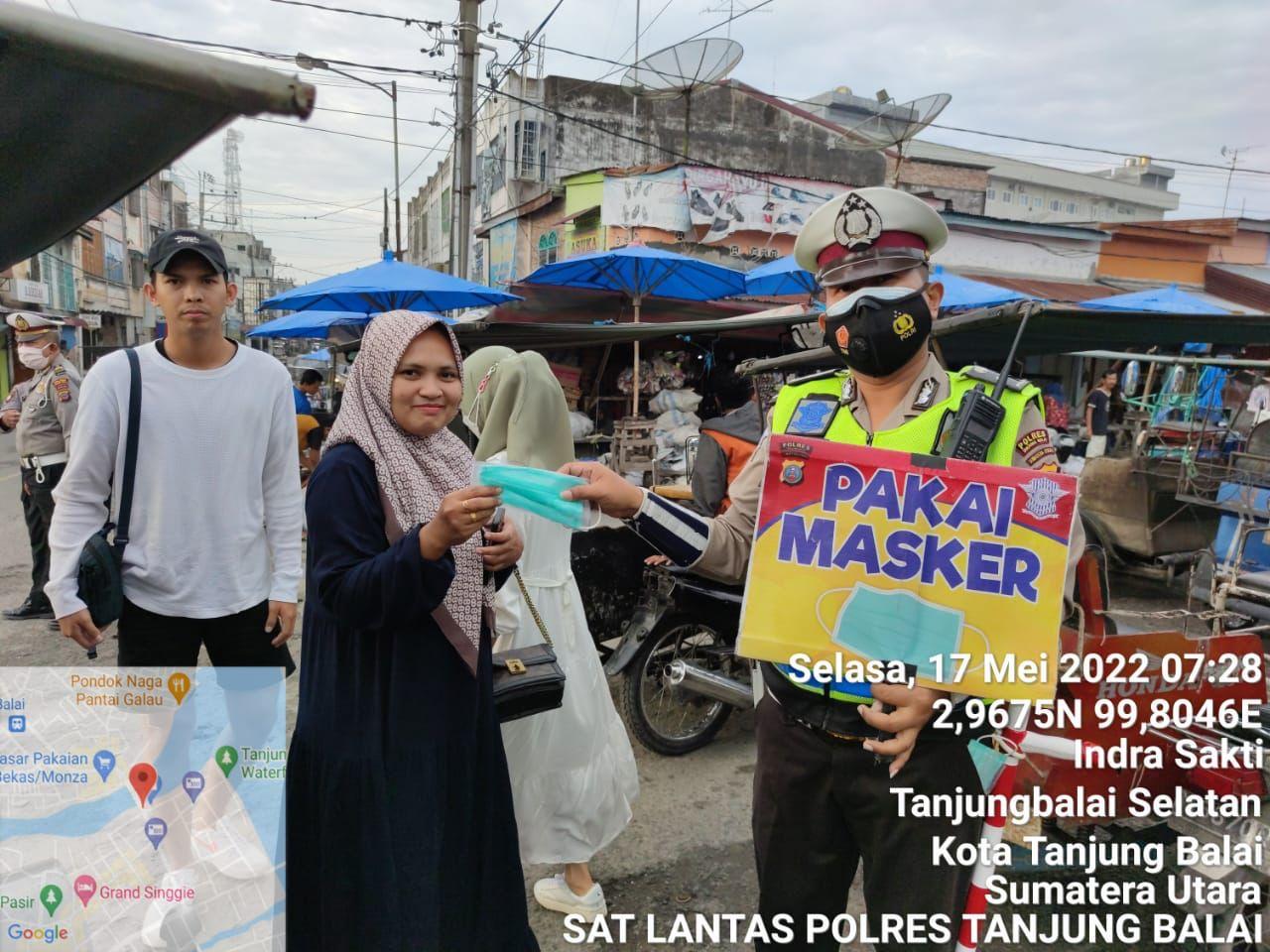 satlantas-polres-tanjugbalai-bagi-masker.jpg