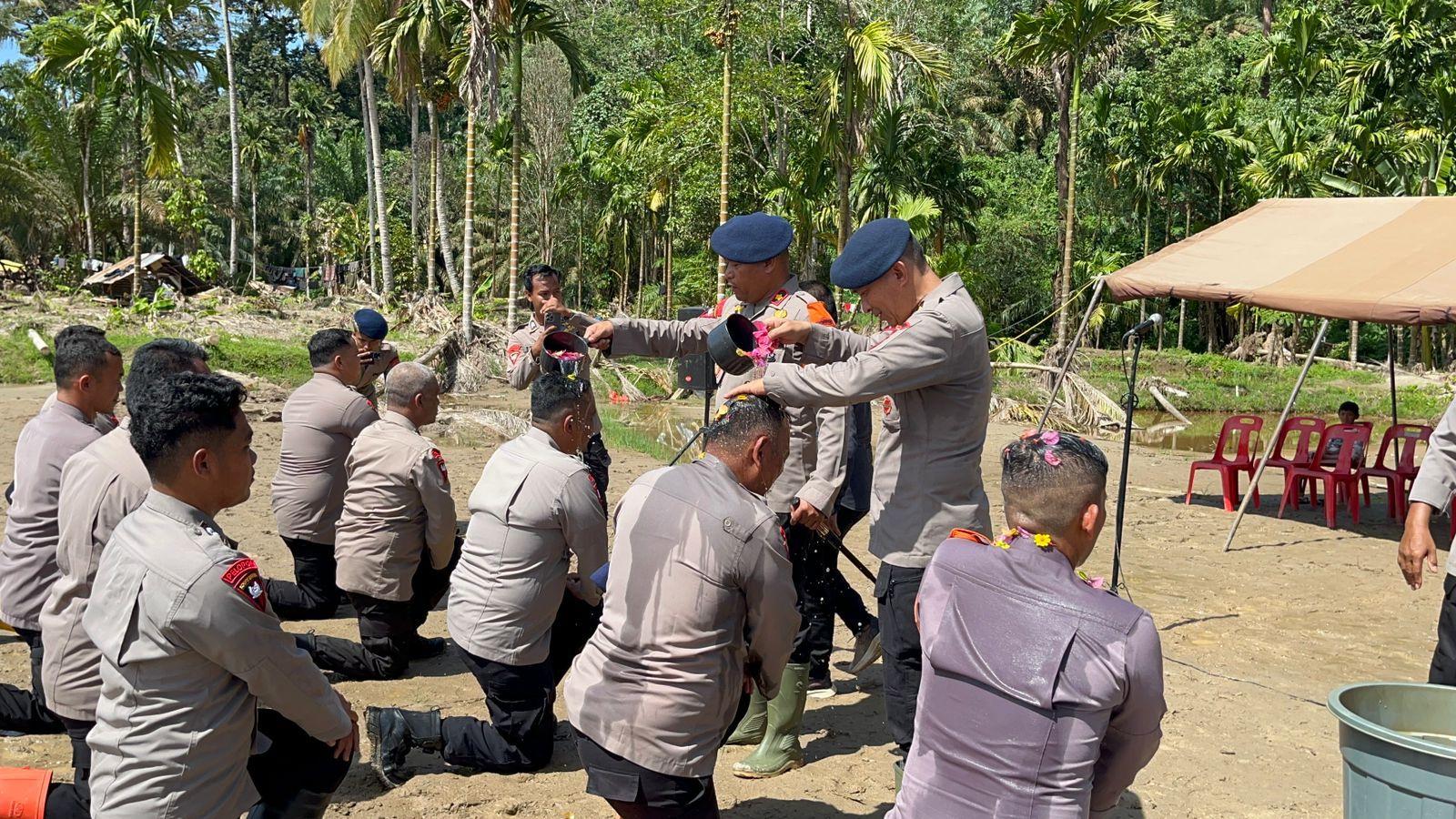 secara-sederhana-di-tengah-pelaksanaan-tugas-kemanusiaan-bRIMOB.jpg