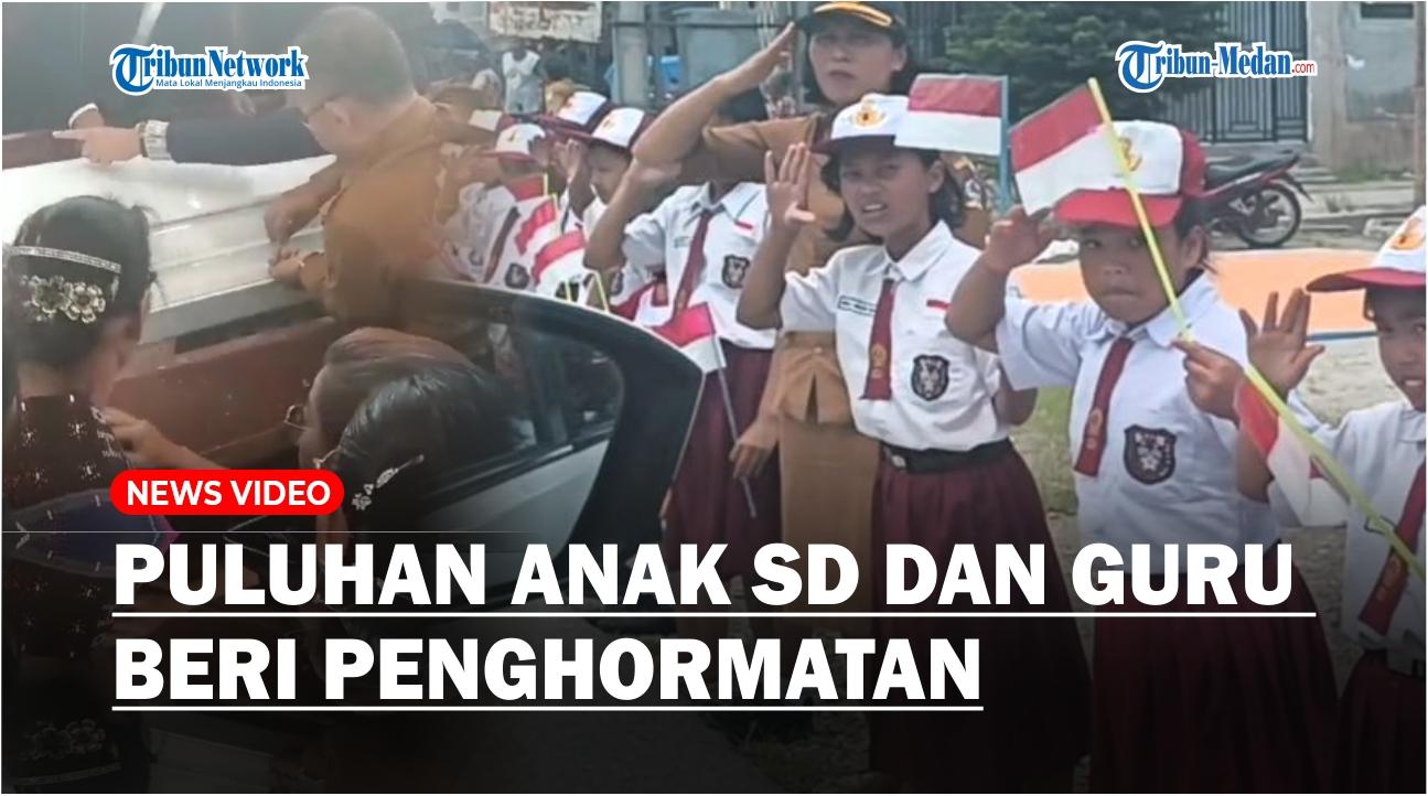 sejumlah-anak-anak-SD-bersama-gurunya-tampak-memberikan-penghormatan.jpg