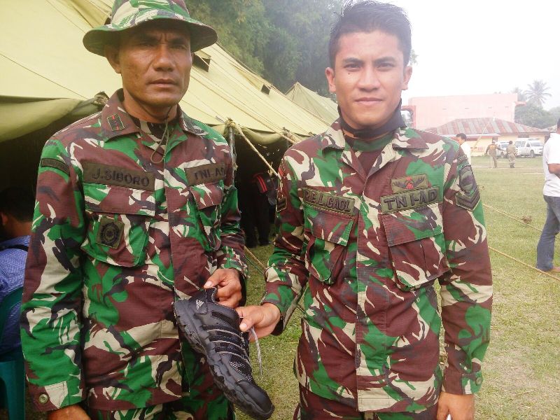 sepatu_korban_helikopter_jatuh_danau_toba_20151016_174740.jpg