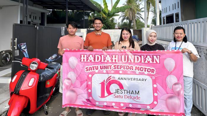 sepeda-motor-baru-hadiah-dari-Lucky-Draw-JÈSTHAM.jpg