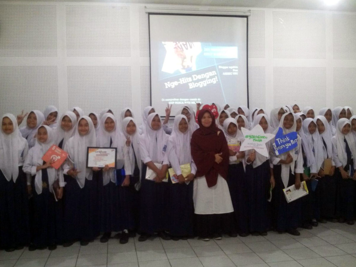 Relawan AIESEC USU Ajarkan Siswa Pancabudi Gunakan Internet Sehat