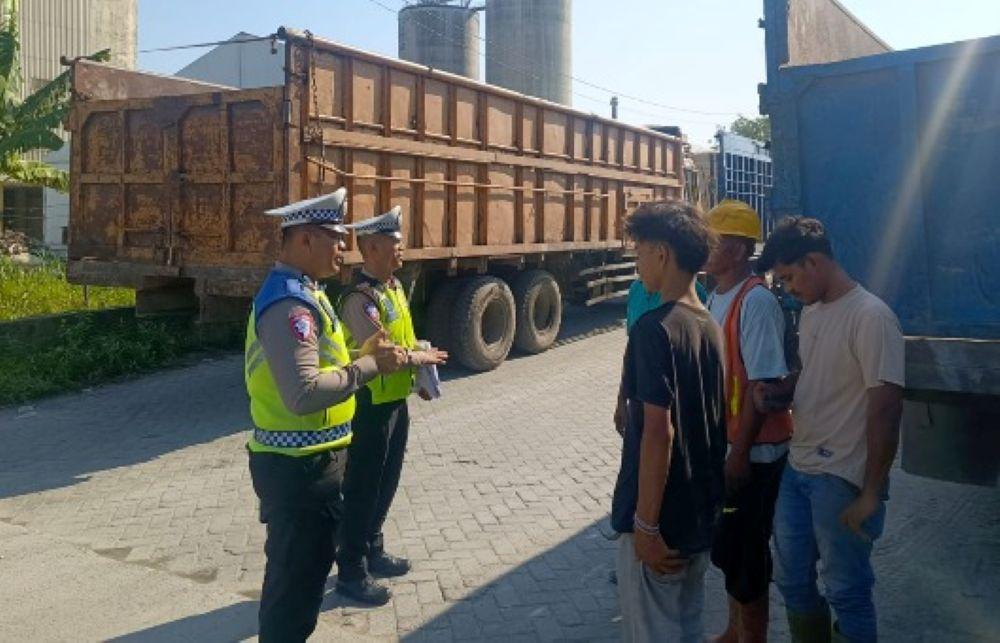 Sat Lantas Polres Pelabuhan Belawan Sosialisasikan Kamseltibcar Lantas kepada Sopir Truk - Tribun-medan.com