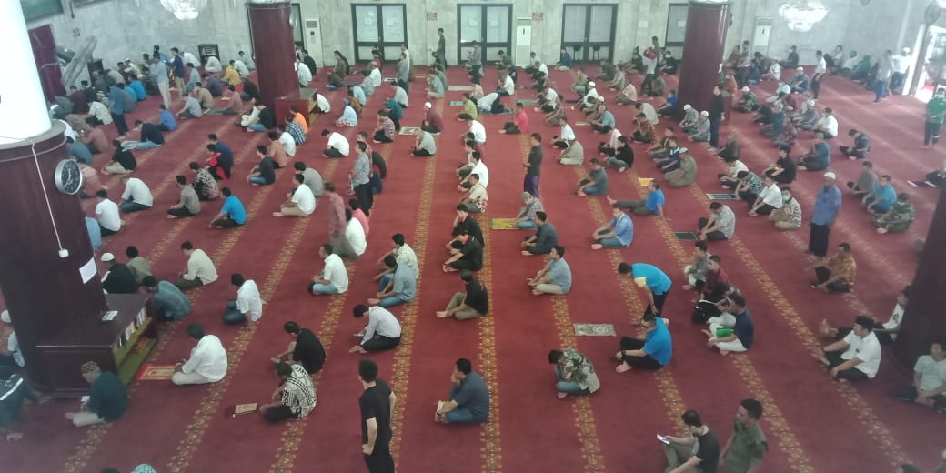 suasana-salat-jumat-masjid-agung.jpg