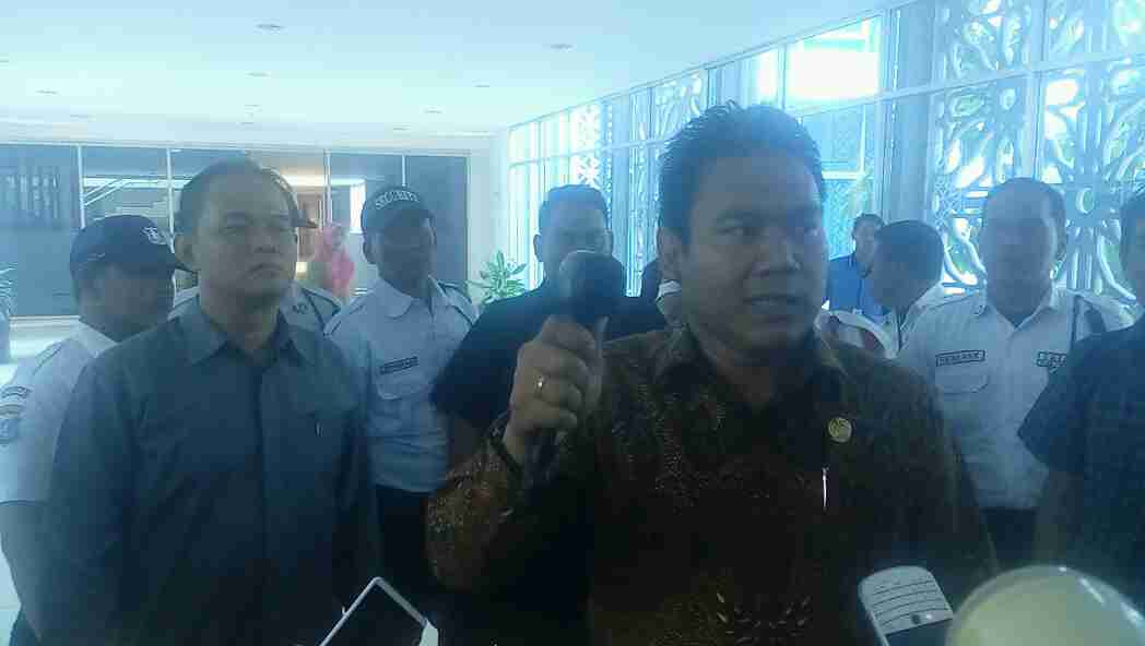 Sutrisno Pangaribuan Ambil Palu Pimpinan Sidang