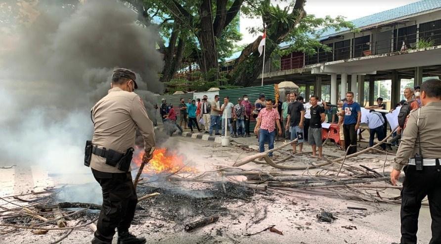 Lapak Dihancurkan Pemko Medan, Pedagang Buku Bekas Bakar Ban di Tengah Jalan