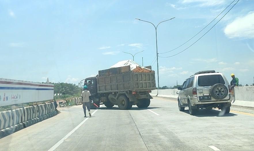 tanah-galian-C-ilegal-untuk-tol-Tebingtinggi.jpg