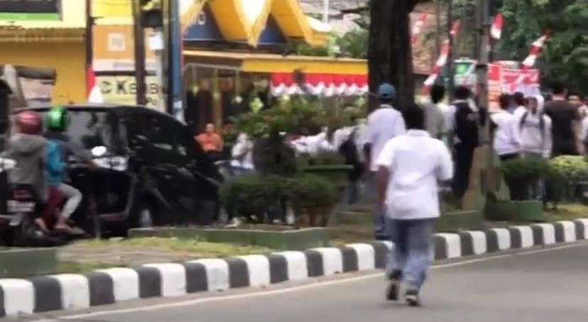 tawuran-pelajar-di-Kota-Medan-saat-HUT-RI-ke-77.jpg
