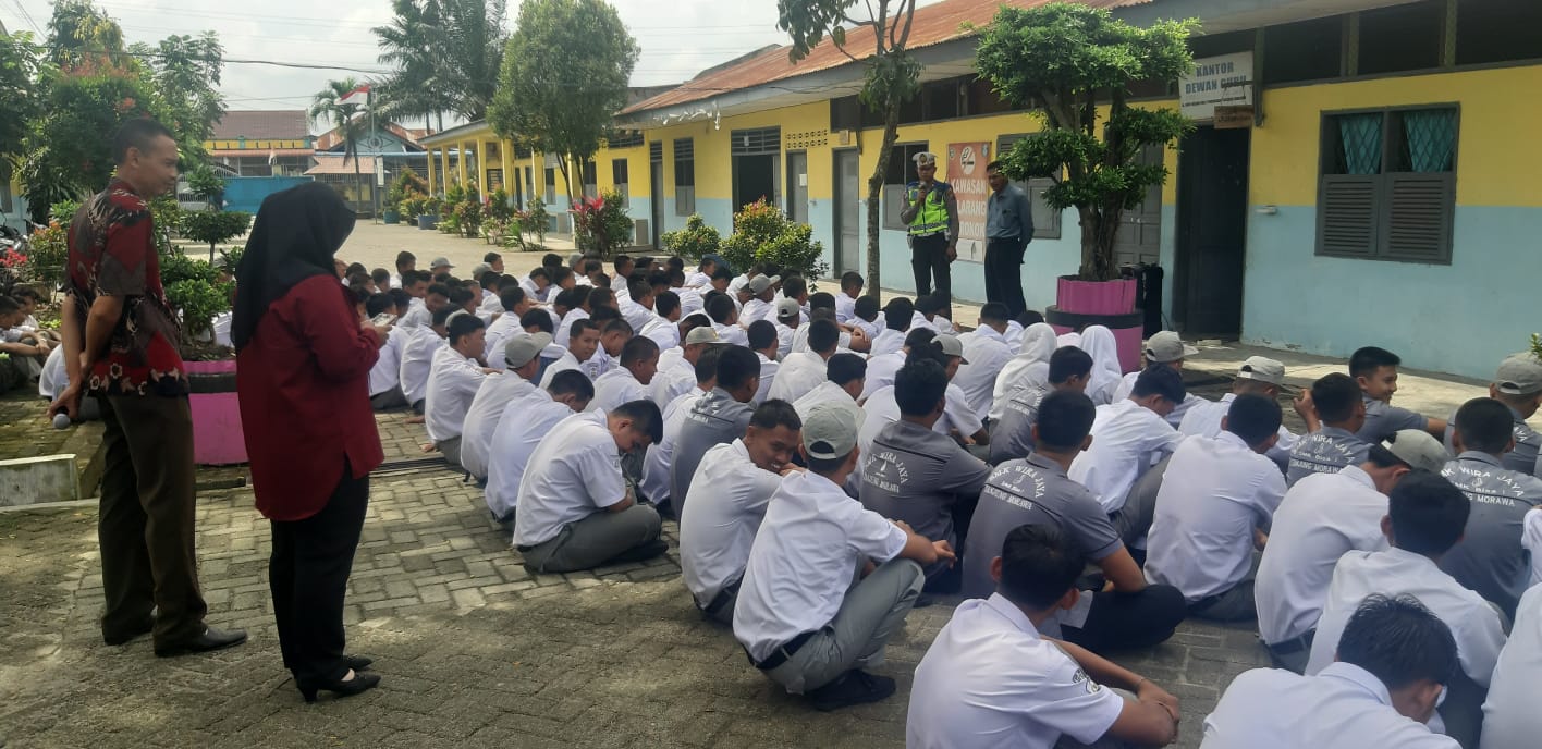 tertib-lalu-lintas-kepada-siswa-SMK-Wira.jpg