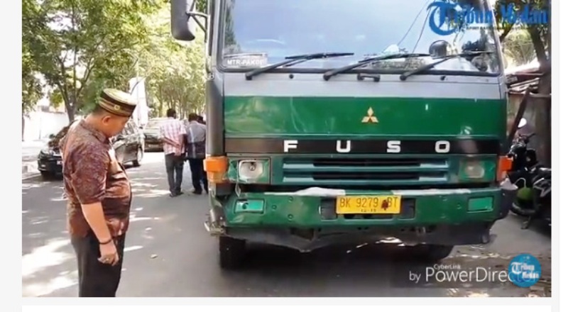 truk-trailer-penabrak-pengendara-sepeda-motor-tribun_20170528_144204.jpg