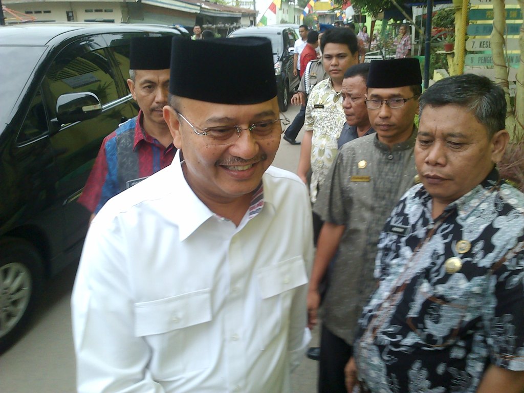 wali-kota-medan-dzulmi-eldin-kemeja-putih-celana-keper-tribunmedan-com.jpg
