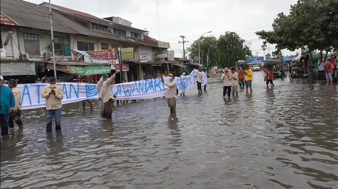 warga-belawan-unjuk-rasa-di-tengah-genangan-banjir-rob.jpg