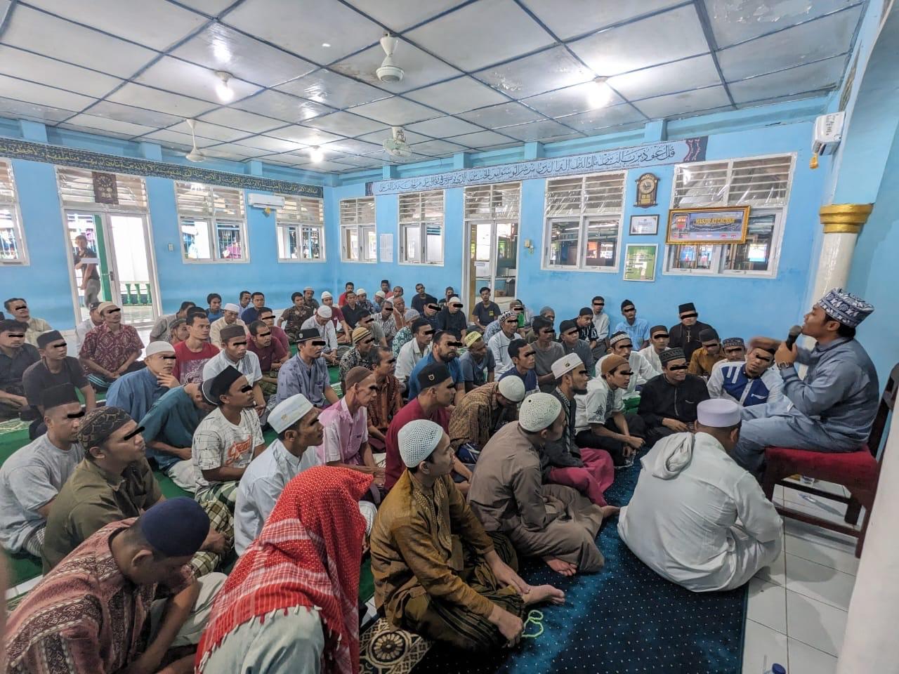 warga-binaan-berbondong-bondong-mendatangi-Musholla-At.jpg
