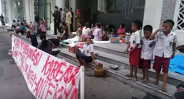 NEWS VIDEO: Rumah Digusur, Anak-anak Di Tanah Ulayat Tak Bisa Sekolah