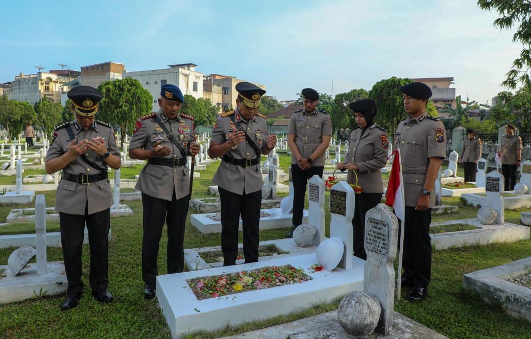 ziarah-Hari-Bhayangkara-ke-79-di-Taman-Makam-Pahlawan-Bukit-Barisan-Medan-236.jpg