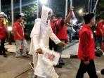 2-pocong-dengan-pernik-lampu-ikut-dalam-barisan-yang-beri-dukungan-ke-Edy-hasan.jpg