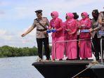 AKBP-Danu-Pamungkas-Totok-tabur-bunga-di-laut.jpg