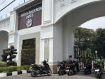 AKSES-KAMPUS-Sejumlah-driver-ojek-online-menunggu.jpg
