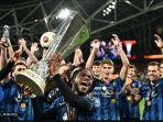 Ademola-Lookman-mengangkat-trofi-juara-Liga-Europa.jpg