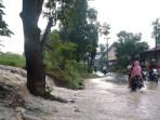 Air-Sungai-Deli-meluap-ke-pemukiman-dan-jalan-di-Medan-Labuhan-11-12-Oktober-2025.jpg