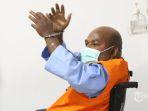 Akhirnya-Gubernur-Papua-Lukas-Enembe-mengenakan-rompi-oranye.jpg