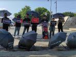 Aksi-Kamisan-di-Depan-Pintu-Masuk-Polda-Sumut_.jpg