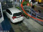 Aksi-geng-motor-resahkan-warga-terekam-kamera-pengawas-CCTV.jpg