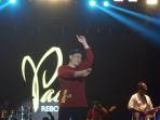 Aksi-panggung-musisi-Padi-Reborn.jpg