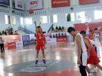 Aksi-tim-basket-putra-SMA-Wahidin-Soedirohoesodo-Medan-saat-berhadapan.jpg