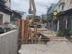 Alat-berat-ekskavator-masih-berada-di-lokasi-jalan-amblas-di-Jalan-Sampali.jpg