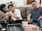 Anak-Lesti-Kejora-dapat-hadiah-spesial-satu-koper-berisi-uang.jpg