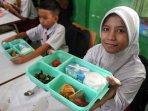 Anak-anak-menikmati-sajian-program-Makan-Bergizi-Gratis-MBG.jpg