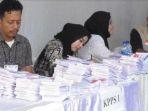 Anggota-KPPS-di-Medan-tampak-sibuk-mendata-dan-mengarahkan-masyarakat.jpg