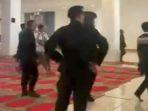Anggota-Polisi-Injak-Tempat-Ibadah-di-Masjid-Raya-dfa-f.jpg