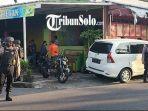 Anggota-polisi-berjaga-jaga-di-depan-rumah-dan-warung-milik-P.jpg