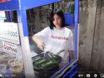 Artis-Cantik-Banting-Stir-Jualan-Nasi-Bungkus-Daun-Pisang.jpg