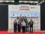 Atlet-wushu-Sumur-Ardianti-Rizky-Putri-dua-kiri-atas-menerima-medali-emas-di-GOR-Kaliputu.jpg